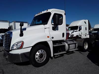 Freightliner Cascadia 125 Day Cab Truck - 410HP, 12 Speed Automatic