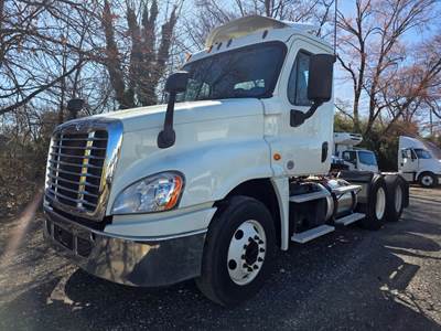 Freightliner Cascadia 125 Day Cab Truck - 13 Speed Automatic