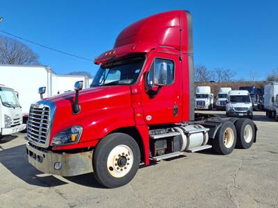 Freightliner Cascadia 125 Day Cab Truck - 450HP, 12 Speed Automatic