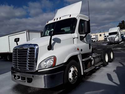 Freightliner Cascadia 125 Day Cab Truck - 450HP, 12 Speed Automatic