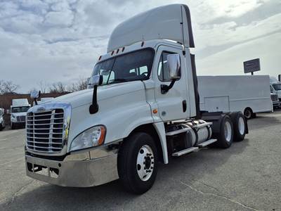 Freightliner Cascadia 125 Day Cab Truck - 455HP, 12 Speed Automatic