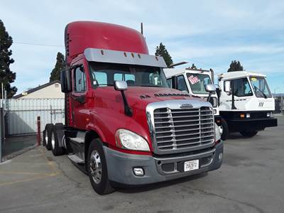 Freightliner Cascadia 125 Day Cab Truck - 455HP, 12 Speed Automatic