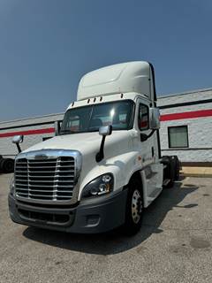 Freightliner Cascadia 125 Day Cab Truck - 455HP, 12 Speed Automatic