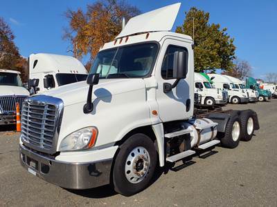 Freightliner Cascadia 125 Day Cab Truck - 455HP, 12 Speed Automatic
