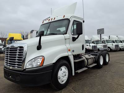 Freightliner Cascadia 125 Day Cab Truck - 450HP, 12 Speed Automatic