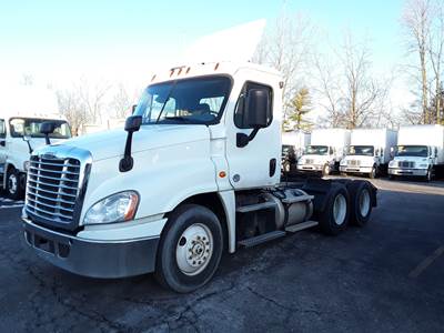 Freightliner Cascadia 125 Day Cab Truck - 455HP, 10 Speed Manual