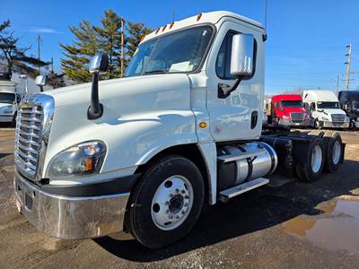 Freightliner Cascadia 125 Day Cab Truck - 455HP, 12 Speed Automatic