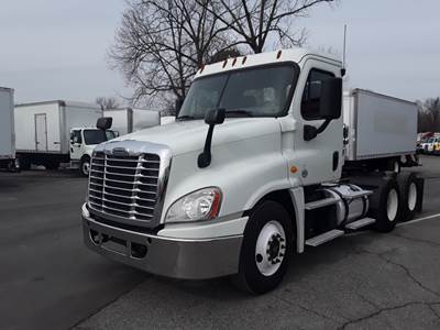 Freightliner Cascadia 125 Day Cab Truck - 455HP, 12 Speed Automatic