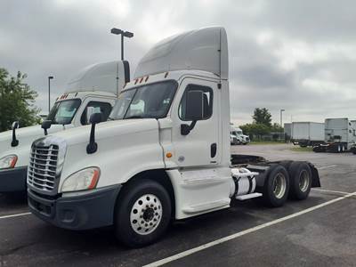 Freightliner Cascadia 125 Day Cab Truck - 455HP, 12 Speed Automatic