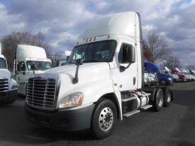 Freightliner Cascadia 125 Day Cab Truck - 435HP, 12 Speed Automatic