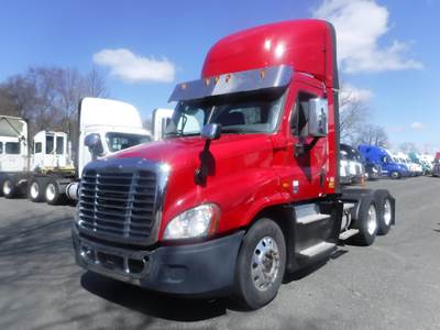 Freightliner Cascadia 125 Day Cab Truck - 455HP, 12 Speed Automatic