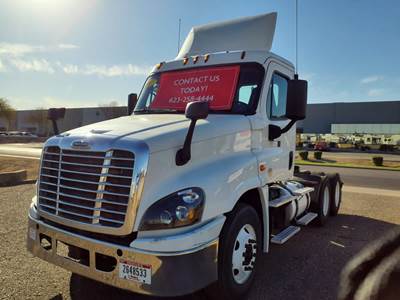 Freightliner Cascadia 125 Day Cab Truck - 450HP, 12 Speed Automatic