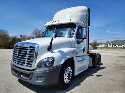 Freightliner Cascadia 125 Day Cab Truck - 455HP, 12 Speed Automatic