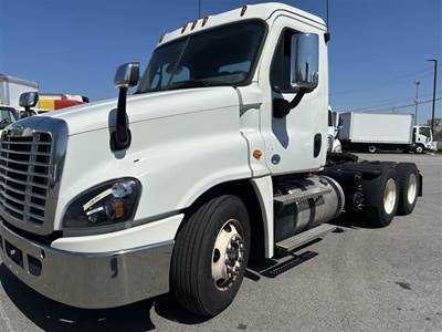 Freightliner Cascadia 125 Day Cab Truck - 455HP, 12 Speed Automatic