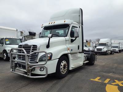 Freightliner Cascadia 125 Single Axle Day Cab Truck - 455HP, 12 Speed Automatic