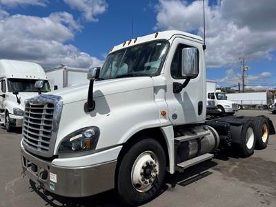 Freightliner Cascadia 125 Day Cab Truck - 455HP, 12 Speed Automatic