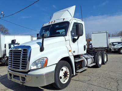 Freightliner Cascadia 125 Day Cab Truck - 455HP, 10 Speed Manual