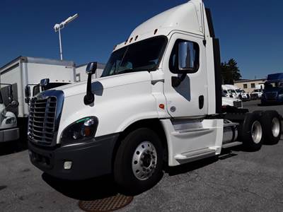 Freightliner Cascadia 125 Day Cab Truck - 455HP, 10 Speed Manual