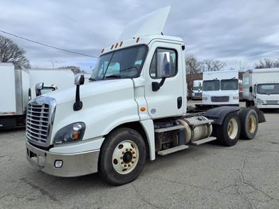 Freightliner Cascadia 125 Day Cab Truck - 455HP, 10 Speed Manual