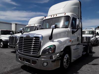 Freightliner Cascadia 125 Day Cab Truck - 450HP, 12 Speed Automatic
