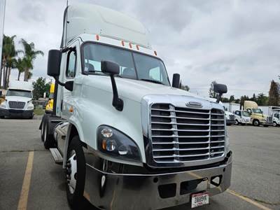 Freightliner Cascadia 125 Day Cab Truck - 450HP, 12 Speed Automatic