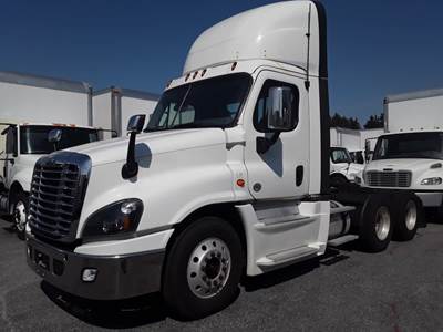Freightliner Cascadia 125 Day Cab Truck - 450HP, 12 Speed Automatic