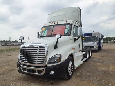 Freightliner Cascadia 125 Day Cab Truck - 455HP, 12 Speed Automatic