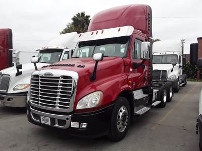 Freightliner Cascadia 125 Day Cab Truck - 455HP, 12 Speed Automatic