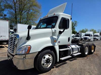 Freightliner Cascadia 125 Day Cab Truck - 455HP, 12 Speed Automatic