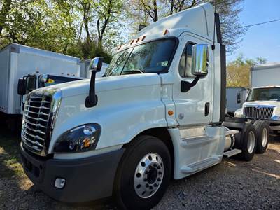 Freightliner Cascadia 125 Day Cab Truck - 455HP, 10 Speed Automatic