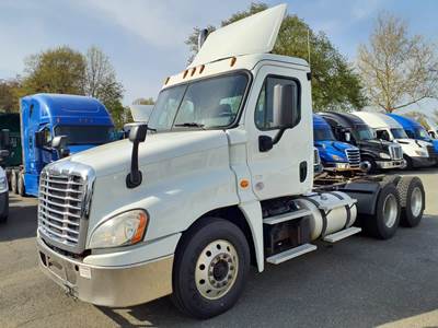 Freightliner Cascadia 125 Day Cab Truck - 455HP, 12 Speed Automatic