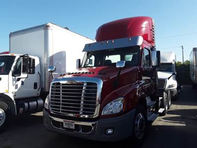 Freightliner Cascadia 125 Day Cab Truck - 455HP, 12 Speed Automatic
