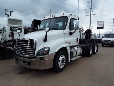 Freightliner Cascadia 125 Day Cab Truck - 455HP, 12 Speed Automatic