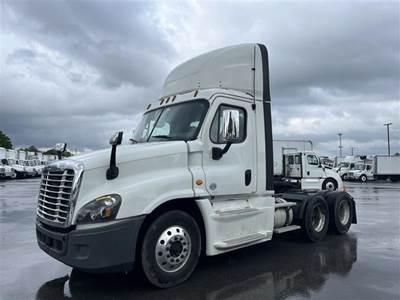 Freightliner Cascadia 125 Day Cab Truck - 455HP, 12 Speed Automatic