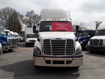 Freightliner Cascadia 125 Single Axle Day Cab Truck - 450HP, 10 Speed Manual