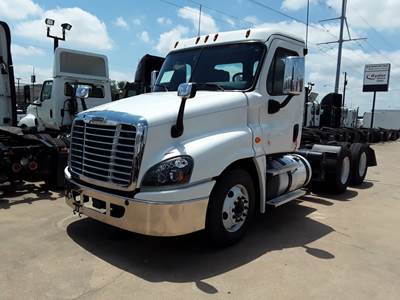 Freightliner Cascadia 125 Day Cab Truck - 455HP, 12 Speed Automatic