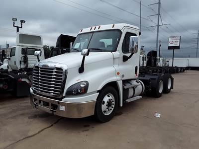 Freightliner Cascadia 125 Day Cab Truck - 455HP, 12 Speed Automatic