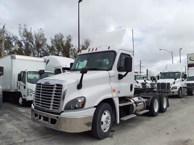 Freightliner Cascadia 125 Day Cab Truck - 455HP, 12 Speed Automatic