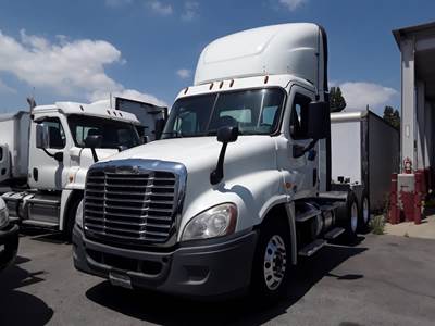 Freightliner Cascadia 125 Day Cab Truck - 435HP, 12 Speed Automatic