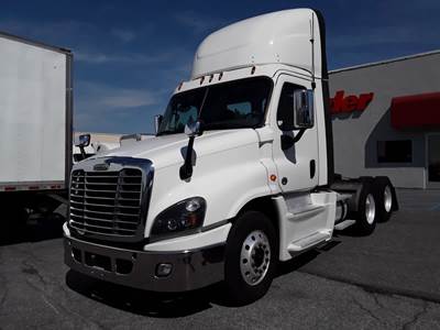 Freightliner Cascadia 125 Day Cab Truck - 450HP, 12 Speed Automatic