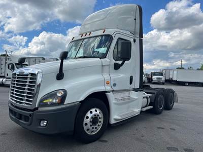 Freightliner Cascadia 125 Day Cab Truck - 455HP, 12 Speed Automatic