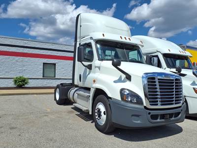 Freightliner Cascadia 125 Single Axle Day Cab Truck - 450HP, 10 Speed Manual