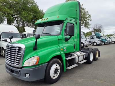Freightliner Cascadia 125 Day Cab Truck - 455HP, 10 Speed Manual