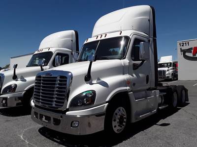 Freightliner Cascadia 125 Day Cab Truck - 450HP, 12 Speed Automatic