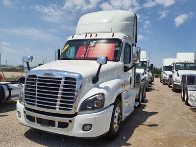 Freightliner Cascadia 125 Day Cab Truck - 455HP, 12 Speed Automatic