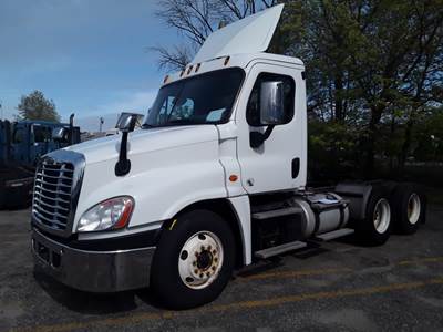 Freightliner Cascadia 125 Day Cab Truck - 450HP, 10 Speed Manual