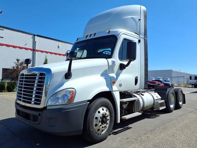 Freightliner Cascadia 125 Day Cab Truck - 410HP, 12 Speed Automatic
