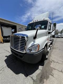 Freightliner Cascadia 125 Day Cab Truck - 450HP, 10 Speed Manual