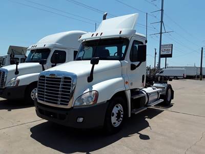 Freightliner Cascadia 125 Single Axle Day Cab Truck - 450HP, 10 Speed Manual