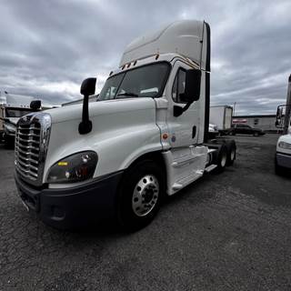 Freightliner Cascadia 125 Day Cab Truck - 400HP, 10 Speed Manual